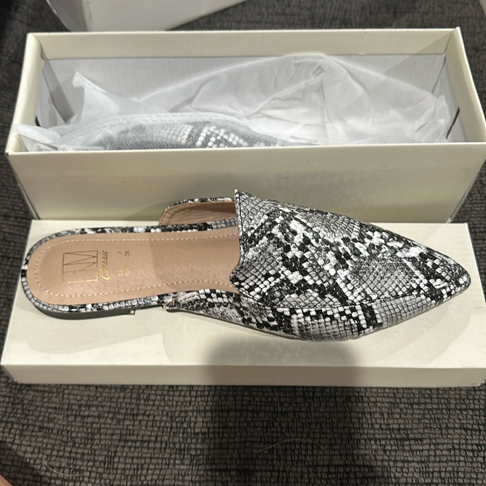 NWT hawkwell classic backless slip on dress shoes. Extremely comfy. Snake print
